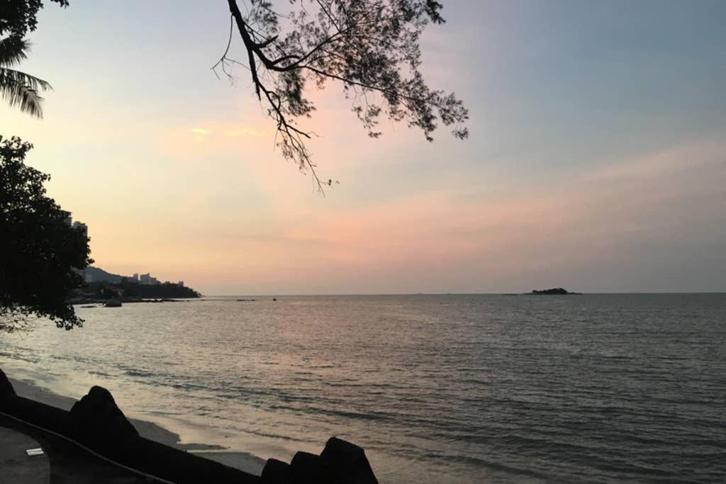 NEW SEAVIEW Cozy Modern Beach House Tanjung Bungah  Exterior foto