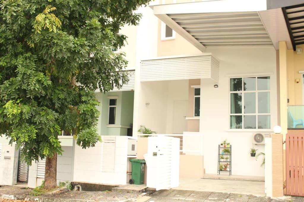 NEW SEAVIEW Cozy Modern Beach House Tanjung Bungah  Exterior foto